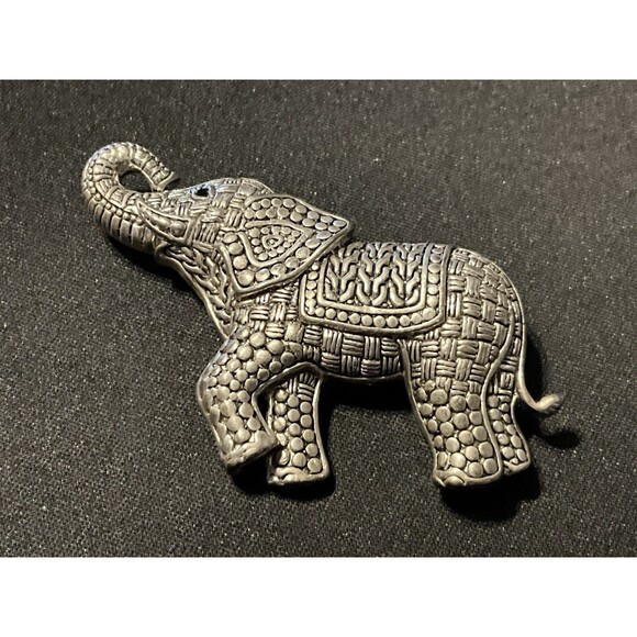 Unbranded Jewelry - Vintage High Quality Silver Tone & Textured Elephant Brooch